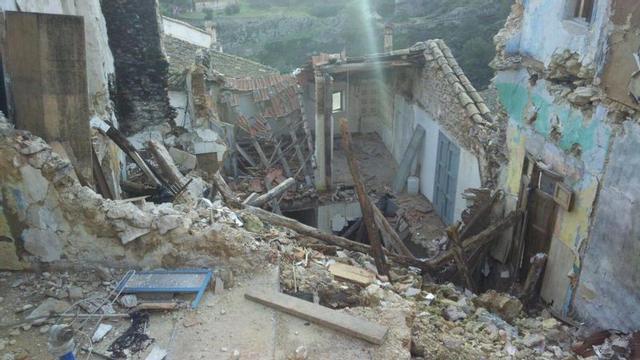 Una fachada del barrio medieval de Bocairent se viene abajo tras el temporal