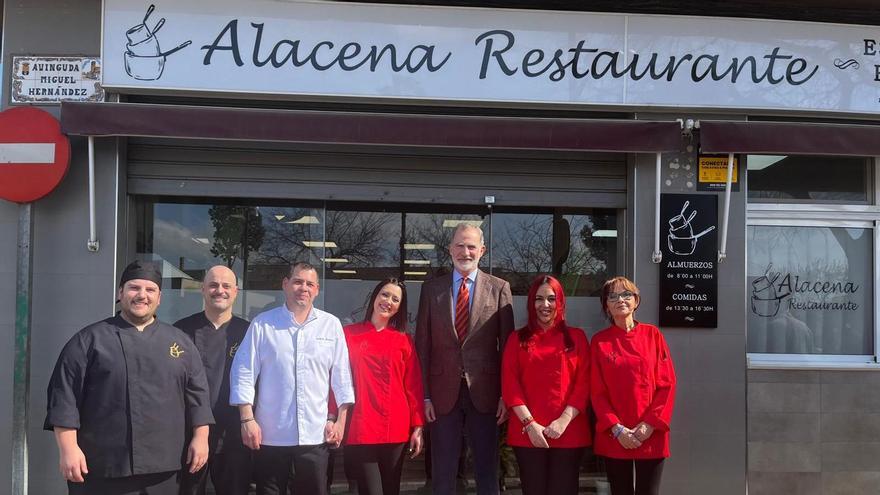 El rey Felipe VI posa con el equipo del Restaurante Alacena.