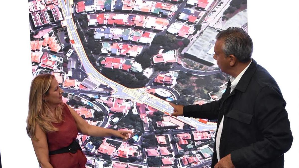 Rosa Dávila junto a Dámaso Arteaga