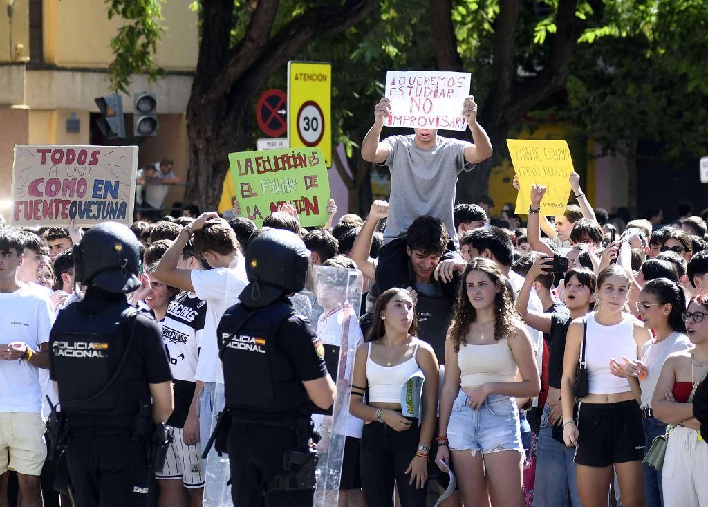 Todas las imágenes de la protesta por la Ebau y las cargas policiales junto a la Consejería de Educación