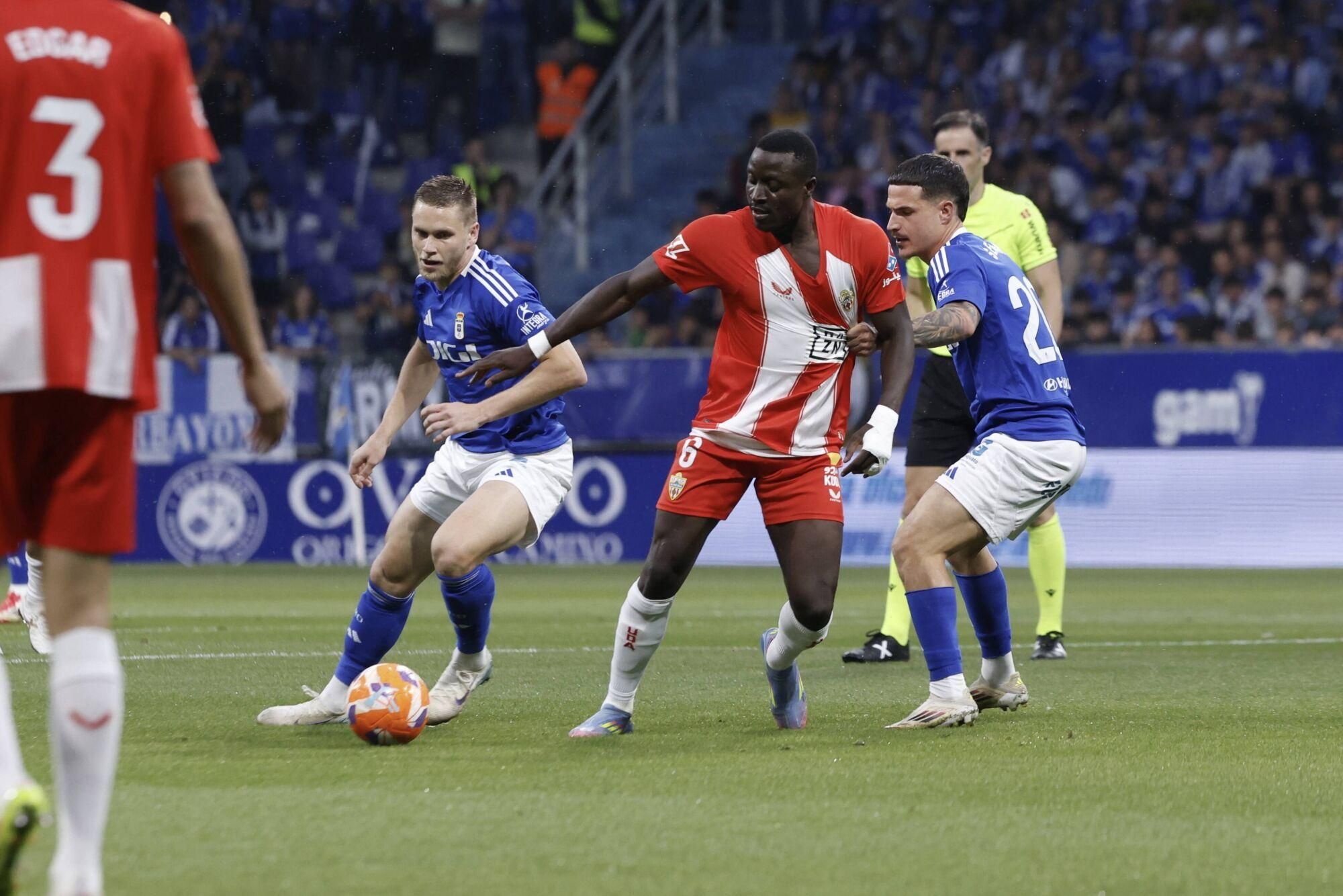 EN IMÁGENES: Ambientazo en la vuelta del play off entre Oviedo y Almería en el Carlos Tartiere