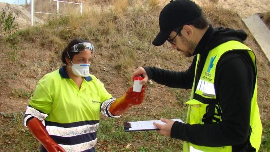 Una operària del servei de neteja i l&#039;agent cívíc durant una de les batudes que s&#039;han fet a Callús