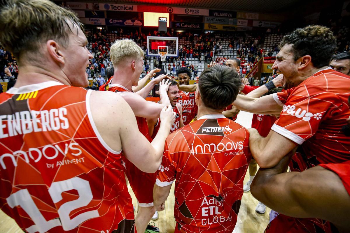 Les millors fotos de la celebració de la permanència del Baxi Manresa a Fontajau