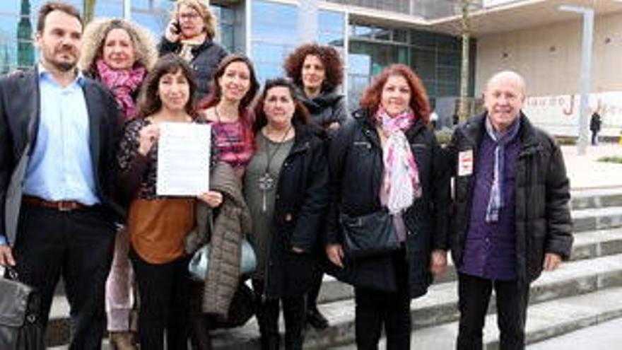Representants sindicals i treballadors de l&#039;asil Surís, amb l&#039;acord signat ahir, davant dels jutjats de Girona