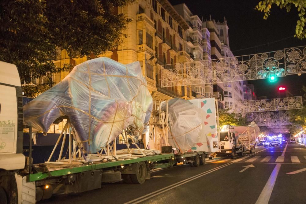 La Hoguera Oficial llega a la plaza del Ayuntamiento para abrir la plantà