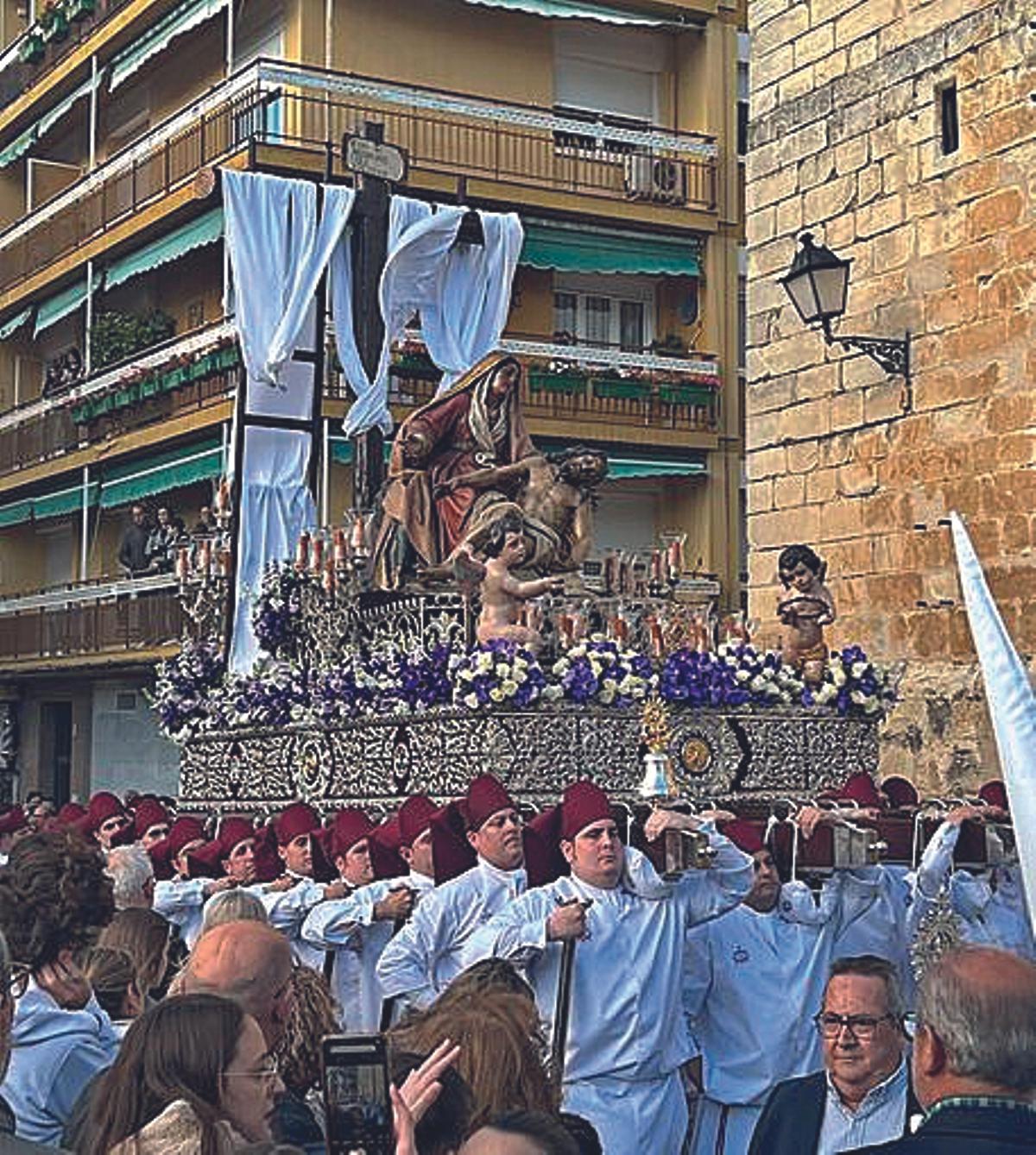 Lunes Santo en la Plaza Nueva.