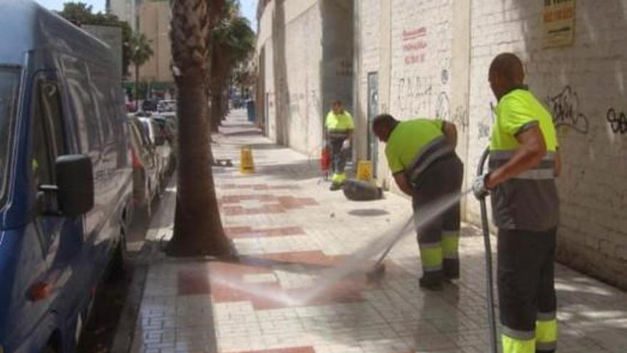 Operarios de Litosa baldean una calle de Torremolinos.