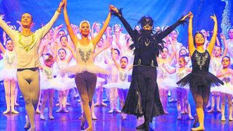 L’escola Ballet Clàssic Manresa estrena «El llac dels cignes»  amb una setantena de ballarins | ARXIU PARTICULAR