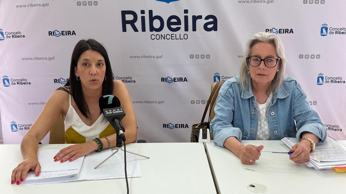 María Sampedro e a concelleira Herminia Pouso explicando o orzamento.