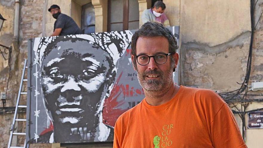 L&#039;artista Quim Moya davant un dels quatre murals de gran format penjats als balcons de Sallent i que simbolitzen diferents tipus d&#039;exili