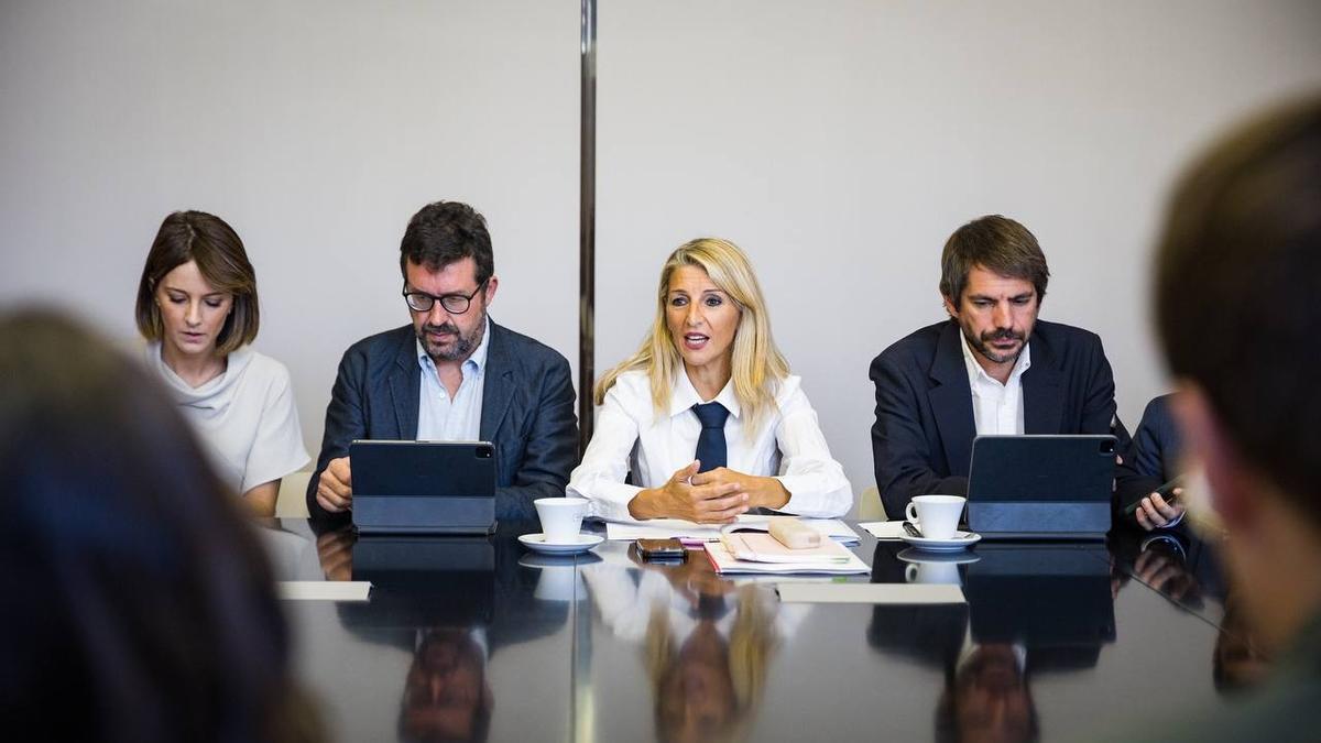 La vicepresidenta segunda, Yolanda Díaz, junto a Joaquín Perez Rey (izq) y Ernest Urtasun (der)