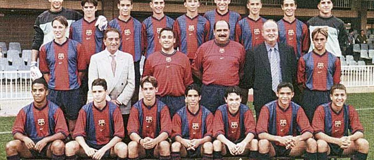 Un jovencísimo Iniesta y Pep Alomar, en el círculo, en el Cadete A en la temporada 98-99.