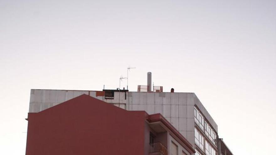 Imagen de archivo del edificio número 14 de Benito Vigo en el que está instalada la antena de telefonía que suscita oposición vecinal. // Bernabé /Ana Agra