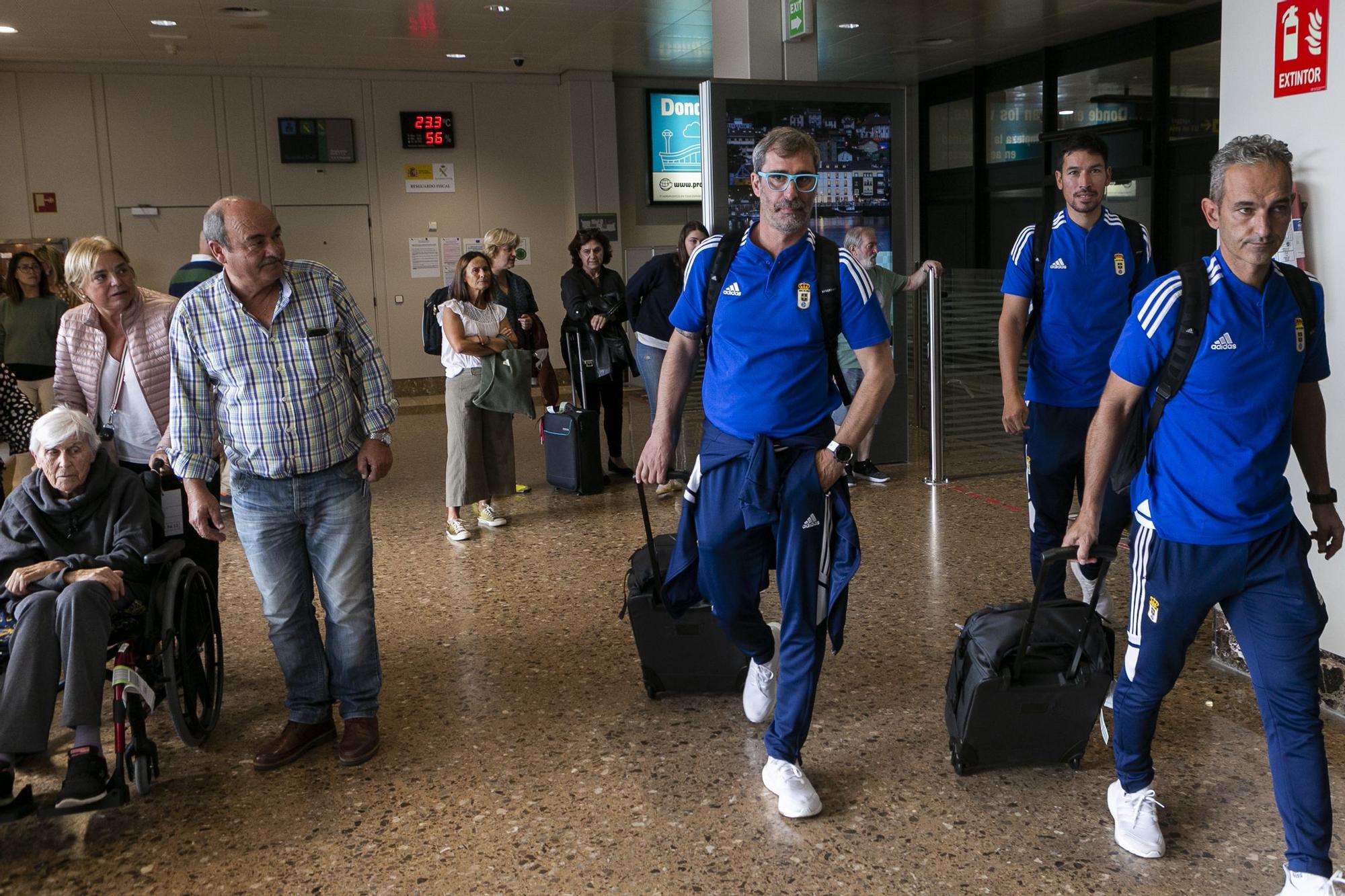 EN IMÁGENES: El Real Oviedo pisa suelo asturiano tras la destitución de Bolo y Tito Blanco