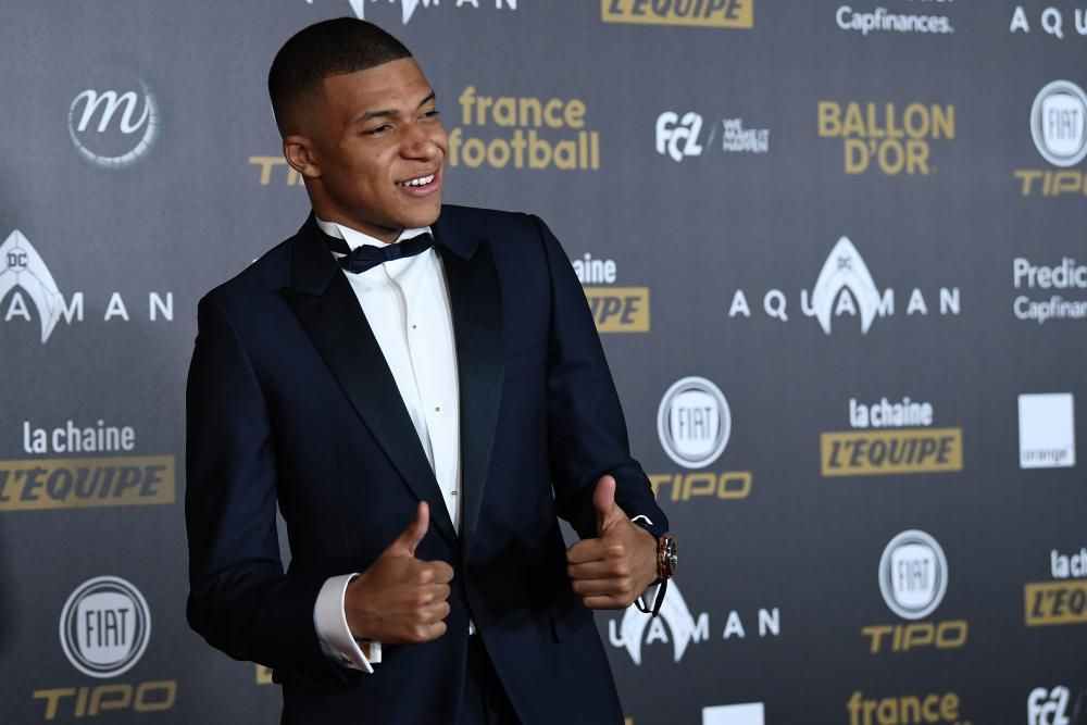 Paris Saint-Germain's French forward Kylian Mbappe poses upon arrival at the 2018 FIFA Ballon d'Or award ceremony at the Grand Palais in Paris on December 3, 2018. - The winner of the 2018 Ballon d'Or will be revealed at a glittering ceremony in Paris on December 3 evening, with Croatia's Luka Modric and a host of French World Cup winners all hoping to finally end the 10-year duopoly of Cristiano Ronaldo and Lionel Messi. (Photo by FRANCK FIFE / AFP)