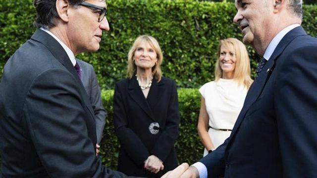 Illa saluda Joan Font, davant Lluïsa Moret i Maria Eugènia Gay en els premis. A la dreta, Marta Labata, Rafa Zafra, l’alcalde Jaume Collboni, Dani Freixes i Rosa Ortiz. | EL PERIÓDICO / BSM