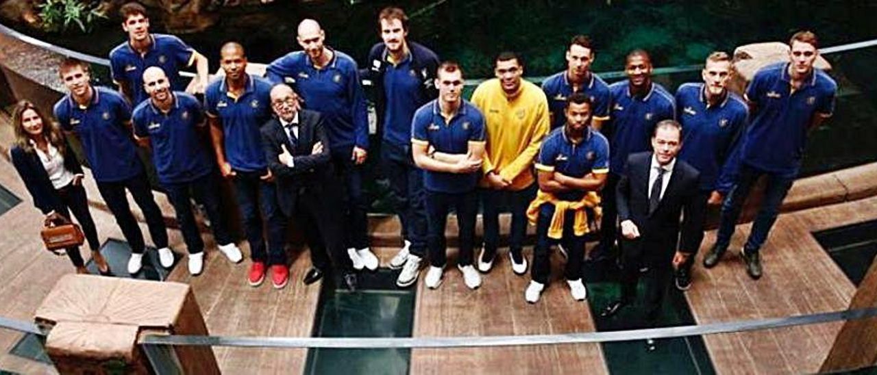 La plantilla del CB Gran Canaria, a excepción de Luke Fischer y de Luke Nelson, acudió al acuario de la capital grancanaria. La plantilla del CB Gran Canaria, a excepción de Luke Fischer y de Luke Nelson, acudió al acuario de la capital grancanaria.