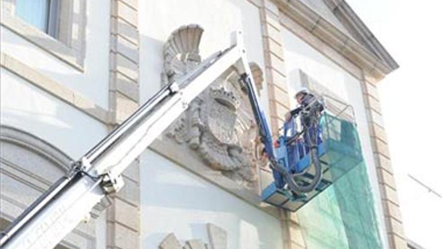 El Ayuntamiento de Cáceres y un historiador solicitan que el escudo del TSJEx se quede en la ciudad