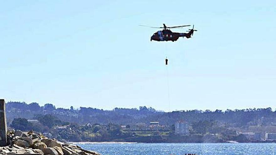 El helicóptero &#039;Helimer 401&#039; de Salvamento en un simulacro frente al castillo de San Antón.