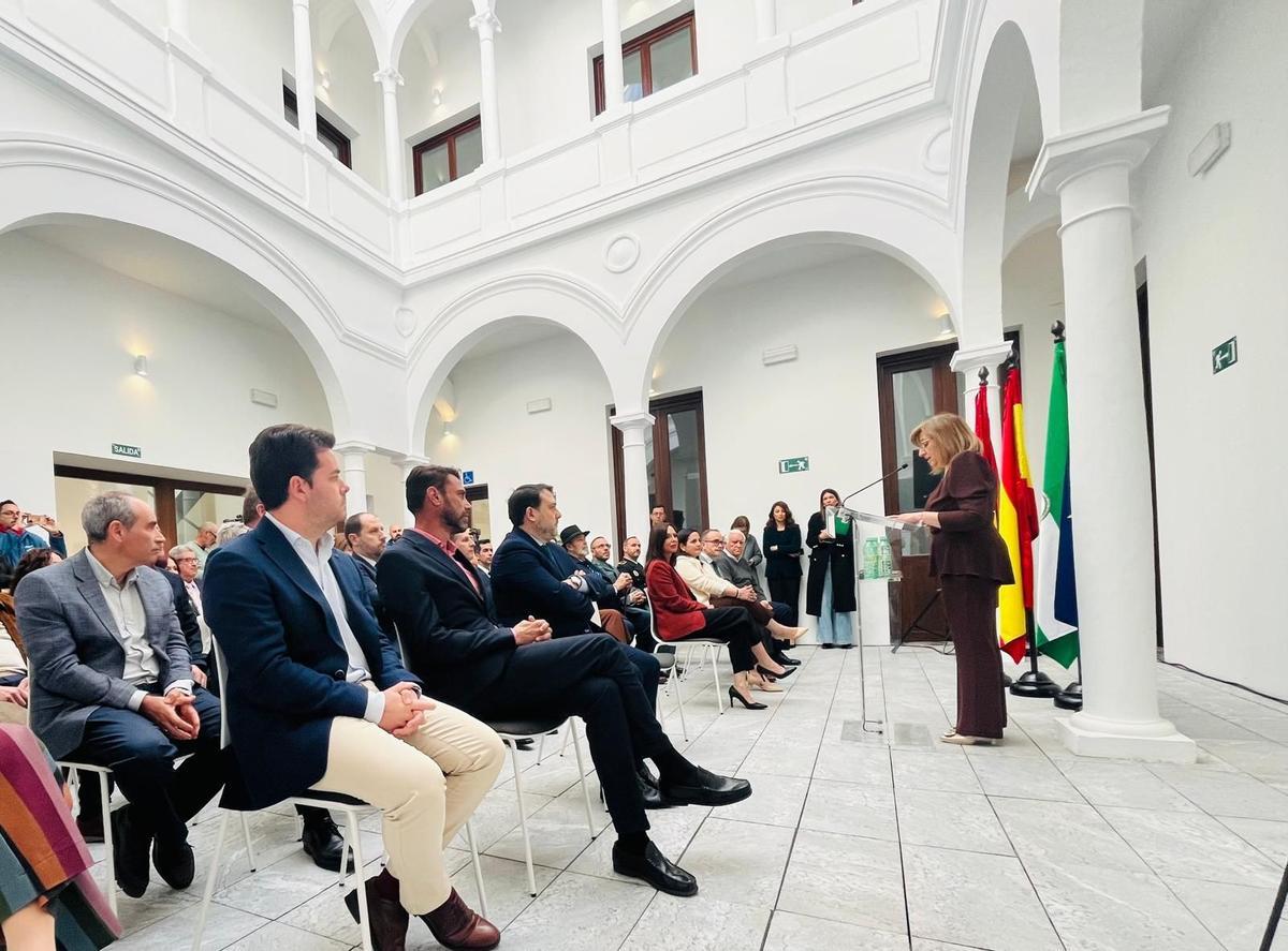 La alcaldesa de peñarroya-Pueblonuevo se dirige a los asistentes a la inauguración del ayuntamiento