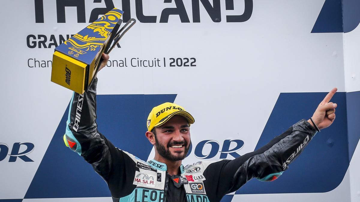 El italiano Dennis Foggia celebra su victoria en la carrera del Gran Premio de Tailandia de Moto3.