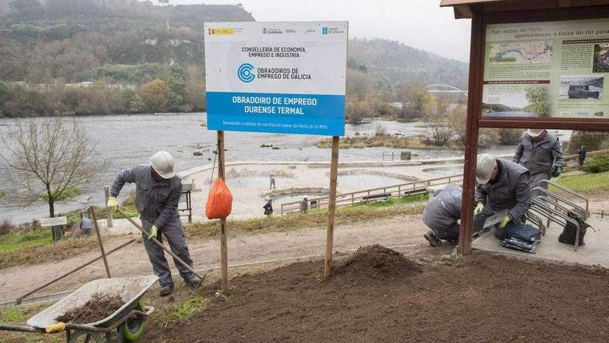 Trabajos en la zona termal que se realizan a través de un obradoiro de empleo. // Brais Lorenzo