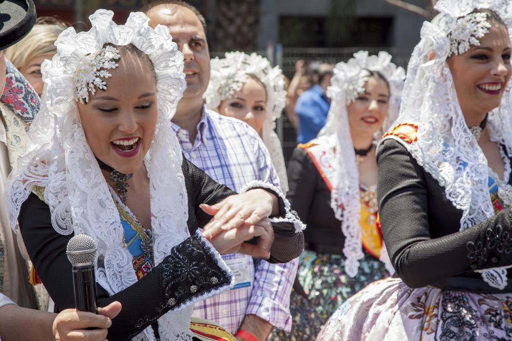 Luceros retumba con la primera mascletà de Hoguera