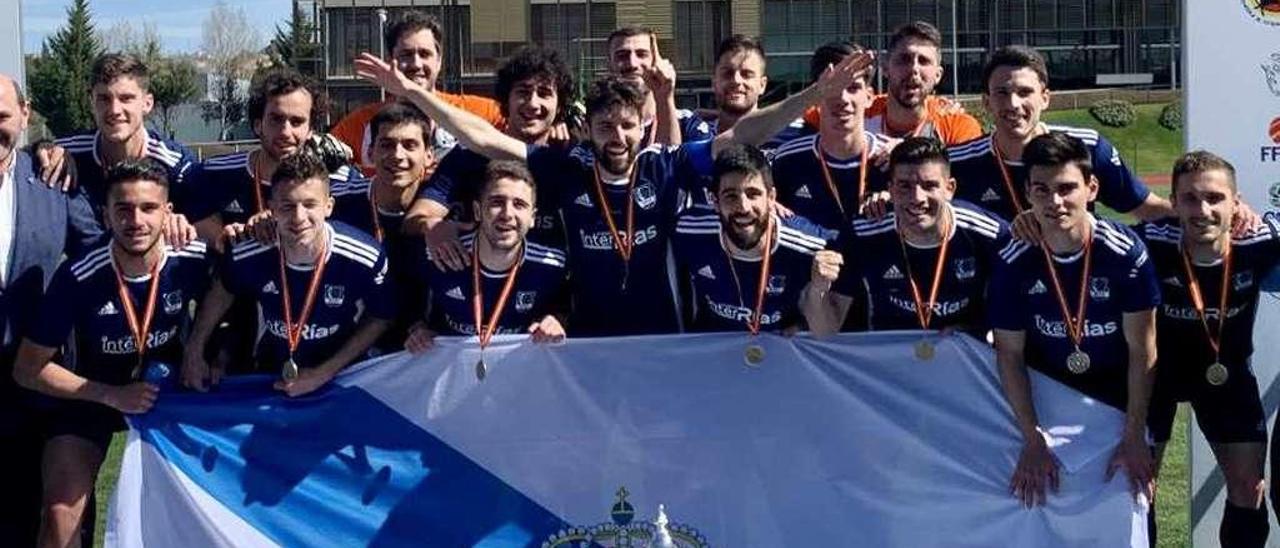 Marcos Alonso celebra el título junto al resto de compañeros de la selección gallega. // FDV