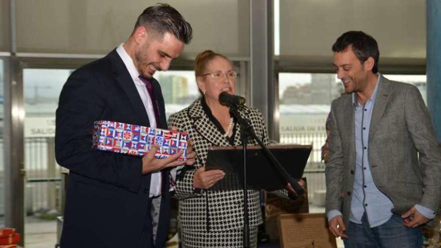 El conductor Arturo Pérez, con la presidenta de Amas de Casa, Rosa Otero, y el alcalde, Xulio Ferreiro.