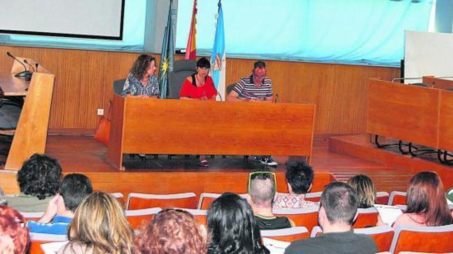 Representantes del Concello y de los hosteleros se reunieron, ayer, en el salón de plenos. // FdV