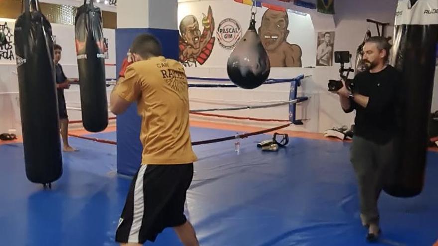 Jose Fernández gravant un entrenament de José Recio al gimnàs.