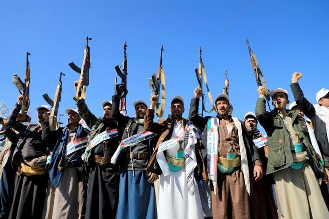 Milicianos hutíes de Yemen esgrimen sus armas en un acto en solidaridad con los gazatíes, el pasado 2 de diciembre en Sanaa.