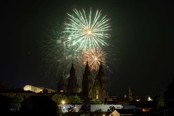 Los fuegos del Apóstol iluminan la noche más esperada de Santiago