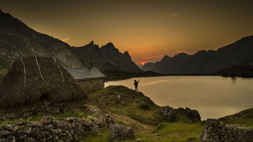 El lago del Valle de Somiedo al atardecer. |  | LNE