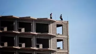 Dos turistas acceden al último piso del conocido como edificio de la muerte de Santa Cruz, el hotel abandonado de Añaza