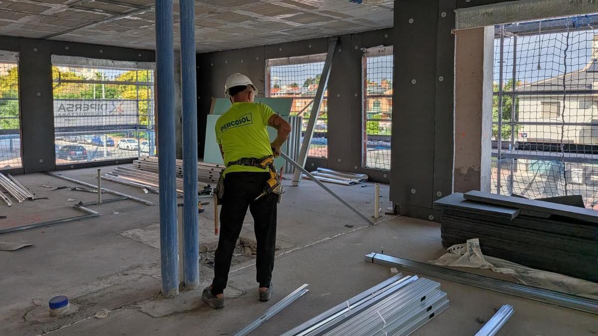 Un operario trabajando en las obras de un edificio residencial de la zona norte de Murcia, este miércoles.