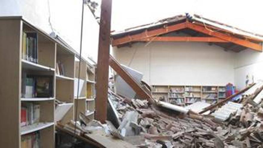 Comienzan las reparaciones del techo de la biblioteca infantil de Almendralejo