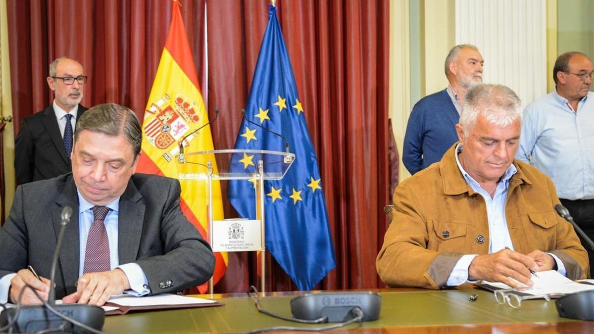 Luis Planas y Luis Cortes, tras sellar un reciente acuerdo en la sede del ministerio.