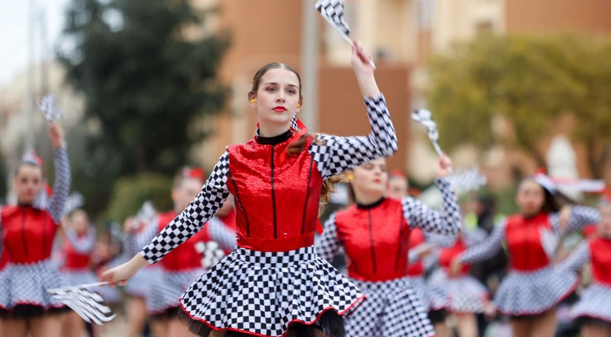 En la rúa de Carnaval de Santa Eulària, que partió de la calle Salvador Camacho, participaron más de 800 personas repartidas entre 22 comparsas.   | FOTOS DE TONI ESCOBAR