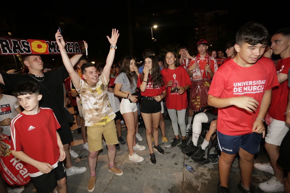 La Circular se llena para celebrar el ascenso del Real Murcia