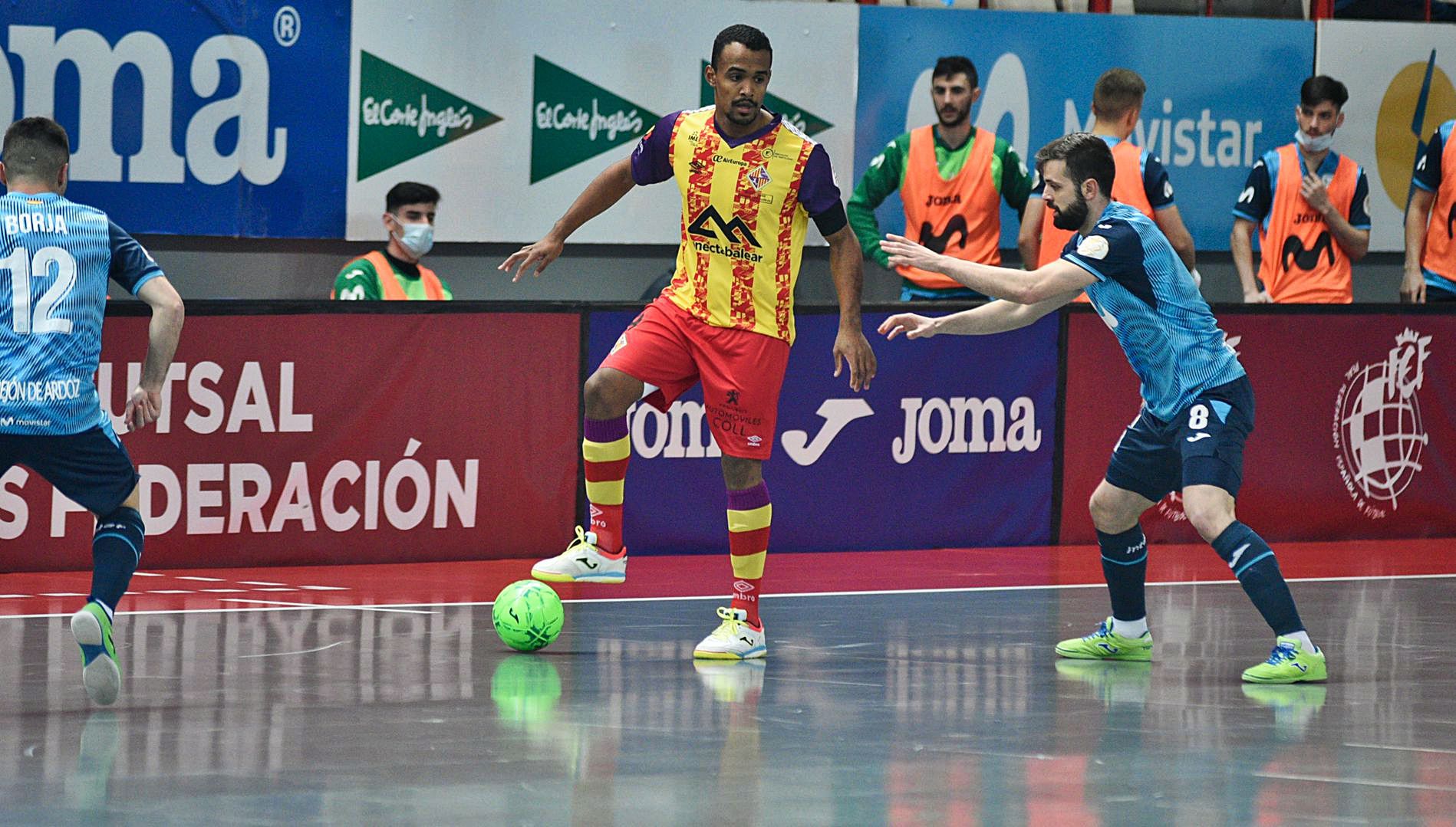 Higor protege el balón acosado por un jugador del Movistar Inter. 