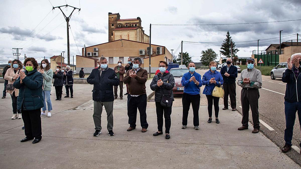 Vecinos de Tábara y la comarca aplauden tras el minuto de silencio en recuerdo de la joven que apareció ayer muerta. | Nico Rodríguez