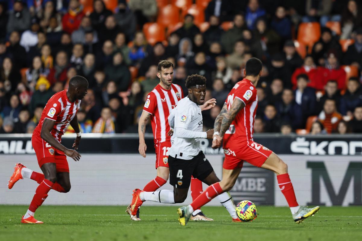 VALENCIA, 23/01/2023.- El centrocampista del Valencia Yunus Musah (2-d) juega un balón rodeado de jugadores del Almería, durante el partido de Liga en Primera División que Valencia CF y UD Almería disputan este lunes en el estadio de Mestalla. EFE/Biel Aliño