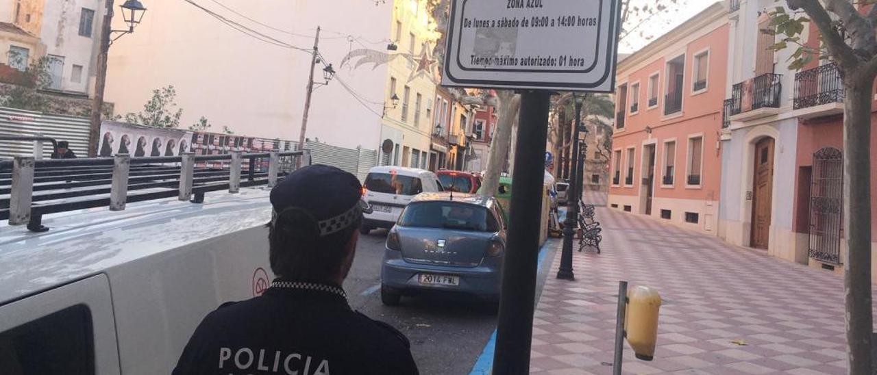 Un agente de la Policía Local de Aspe controlando los vehículos estacionados en la Zona Azul.