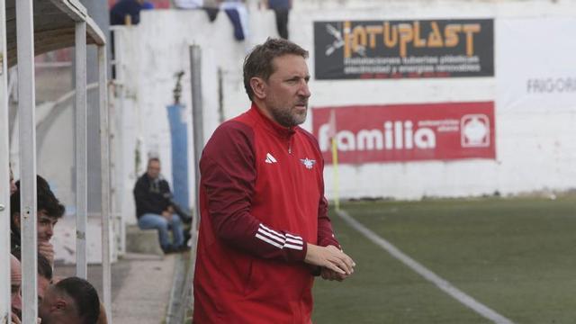 Rafa Villaverde dirige al equipo en el encuentro contra el Compostela. | SANTOS ÁLVAREZ