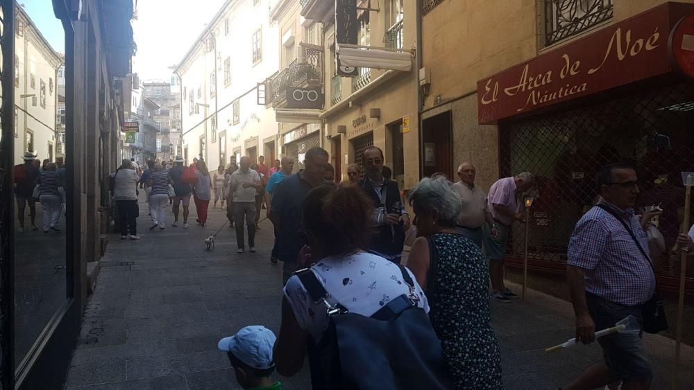 Miles de personas acompañan a la imagen del Cristo de la Victoria de Vigo en su travesía por las calles del centro de la ciudad.