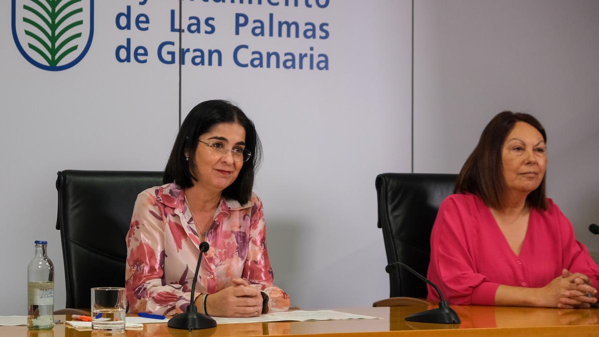 La alcaldesa de Las Palmas de Gran Canaria, Carolina Darias, junto a la concejala de Bienestar Social, Carmen Luz Vargas