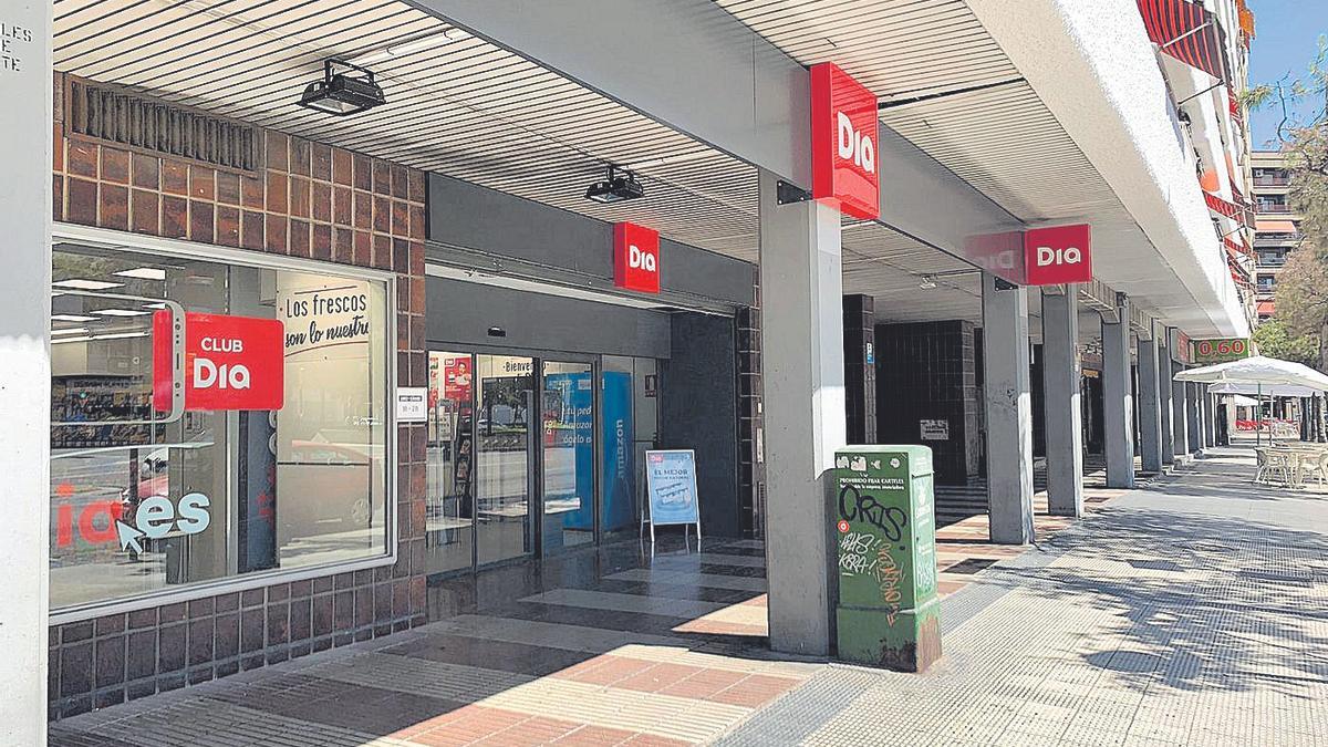 Supermercado de Dia de la avenida Anselmo Clavé, en Zaragoza, donde se ocultó el joven para robar de noche.