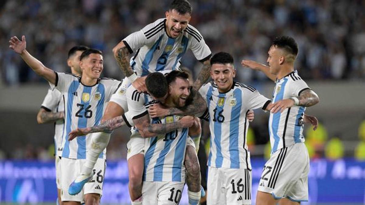 Argentina celebra la victoria con Leo Messi en el centro.