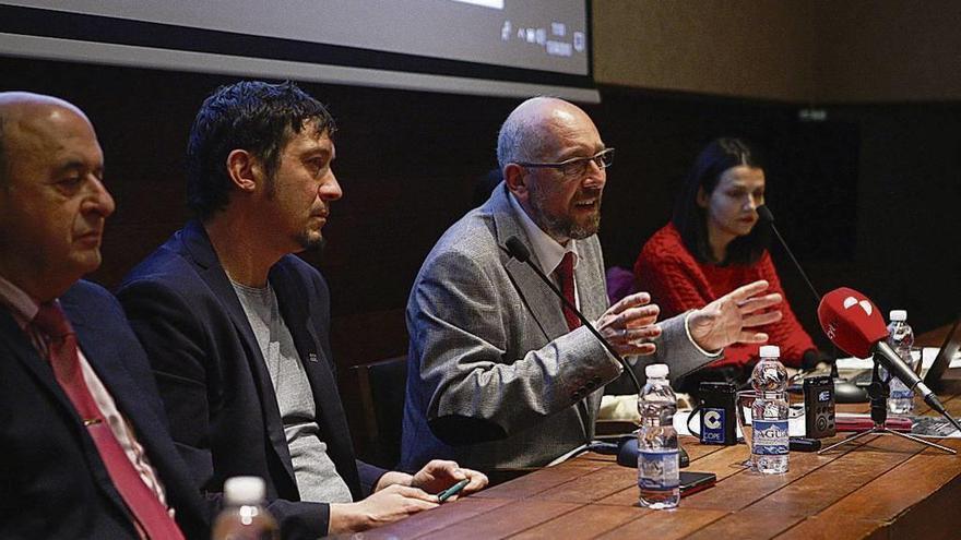 En el centro de la imagen, Pedro Javier Cruz Sánchez, durante la presentación del evento.